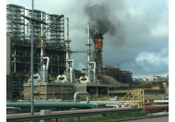 Fogo: desmonte deixa refinaria em chamas