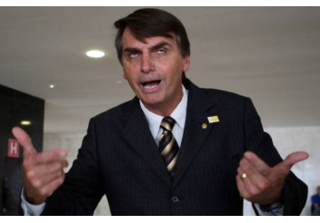 Bolsonaro diz que quem pensa diferente dele terá duas opções: cadeia ou exílio