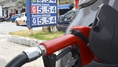 Refinaria privatizada fez dois aumentos seguidos e baianos já pagam 10,3% a mais no litro da gasolina