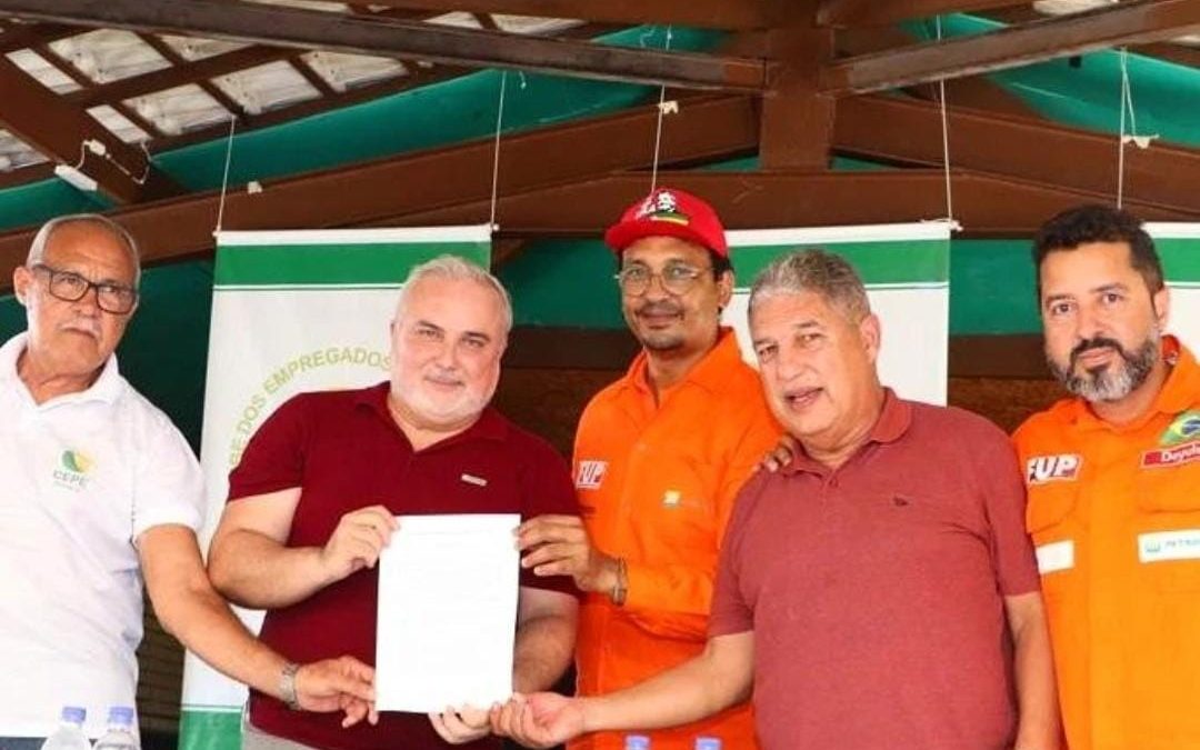 Sindipetro entrega carta ao presidente da Petrobrás, Jean Paul Prates, com reivindicações em encontro com a categoria neste domingo(12)