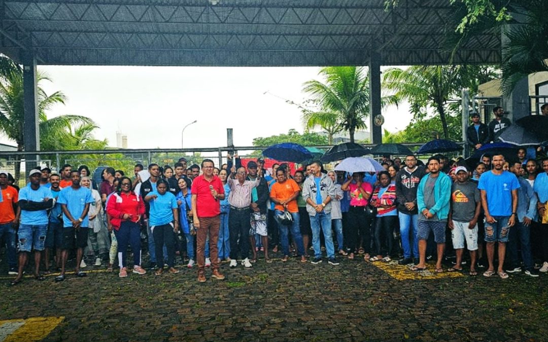 Sem salários, trabalhadores da Paquetá, na cidade de Ipirá, na Bahia, paralisam atividades e temem calote da empresa