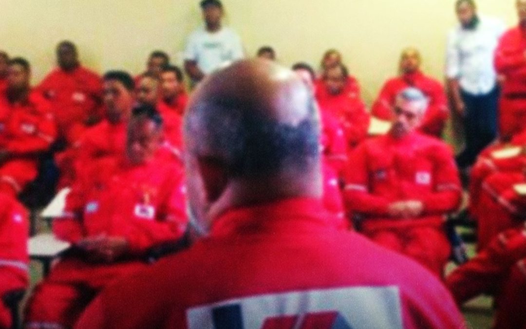 Trabalhadores da empresa SNA participam de assembleia, na segunda (19), para tratar sobre o primeiro ACT