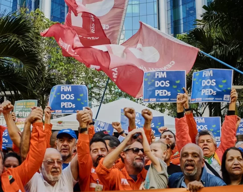 Vigília pelo fim dos PEDs: Entidades estão acampadas em frente ao Edisen, exigindo o atendimento das propostas apresentadas no GT Petros