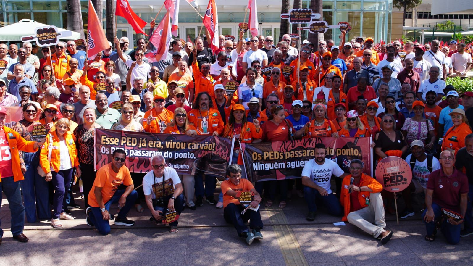Em dia nacional de mobilização, categoria petroleira protesta contra os equacionamentos da Petros