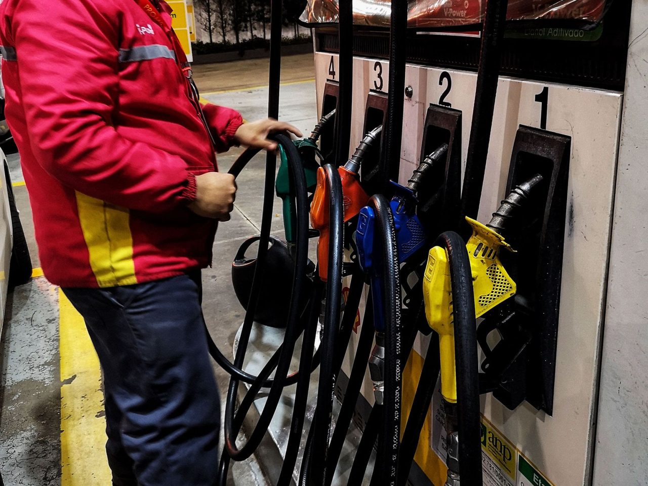 Refinarias privatizadas ameaçam suspender importações para forçar Petrobrás aumentar preços dos combustíveis