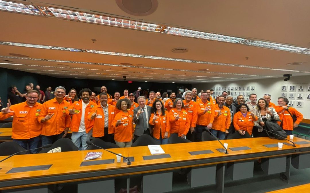 Petroleiros e petroleiras lotam audiência pública na Câmara e defendem reestatização do Sistema Petrobrás