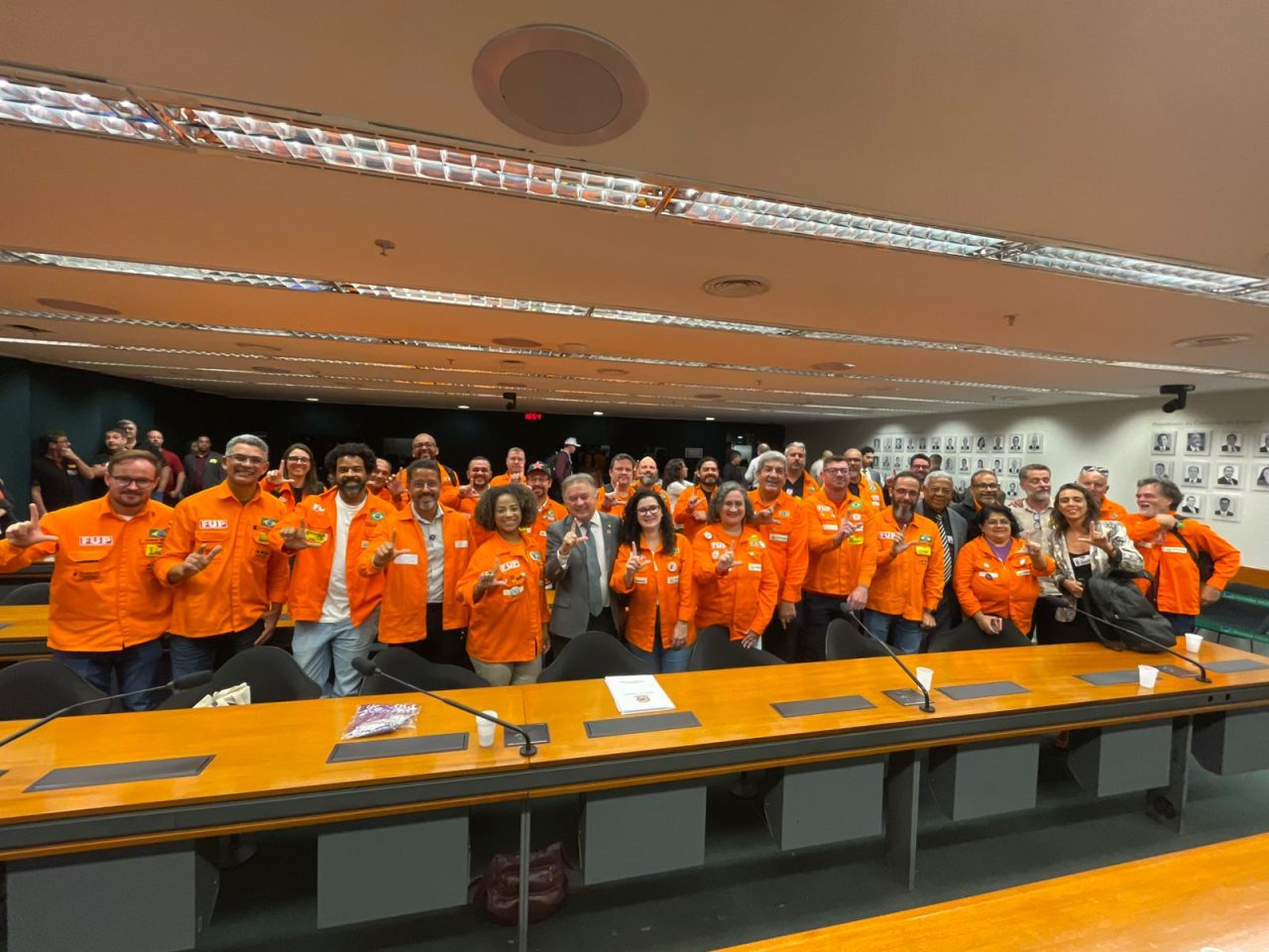 Petroleiros e petroleiras lotam audiência pública na Câmara e defendem reestatização do Sistema Petrobrás