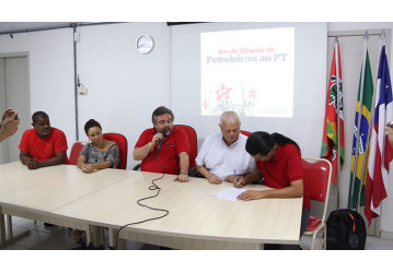 Após dois anos, o petroleiro Radiovaldo Costa volta ao time do PT na Bahia