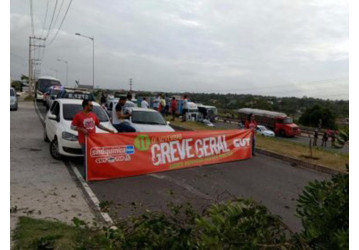 Protesto fecha Via Parafuso e outras rodovias em dia de manifestações nacionais