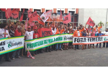 Sindicatos e movimentos sociais realizam ato contra privatizações