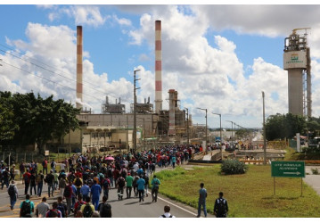 Ato contra fechamento da FAFEN Bahia reúne cerca de 2 mil trabalhadores no Polo de Camaçari