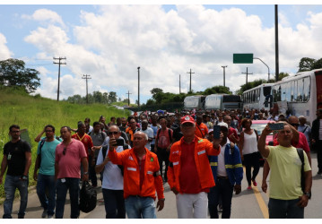 Bahia – Ato contra a venda da RLAM reuniu mais de mil petroleiros e terminou com caminhada ao som do hino nacional