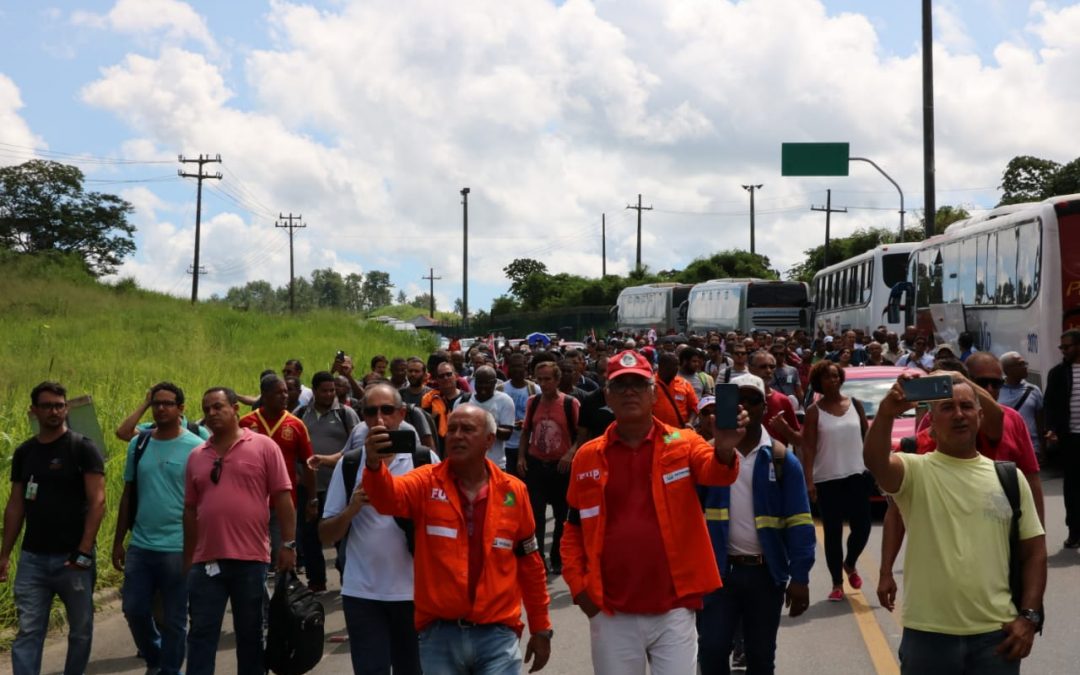 Bahia – Ato contra a venda da RLAM reuniu mais de mil petroleiros e terminou com caminhada ao som do hino nacional
