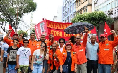 Cerca de 70 mil pessoas ocupam as ruas do centro de Salvador em defesa da educação; os petroleiros estavam lá