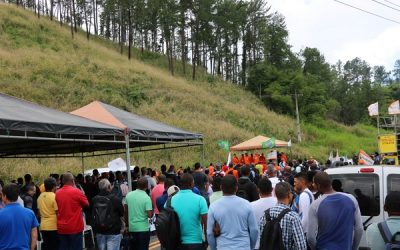 Petroleiros ocupam o Trevo da Resistência em defesa da RLAM e da Transpetro