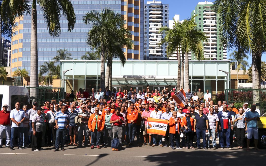 Em ato no EDIBA, petroleiros da Bahia protestam contra retirada de direitos e equacionamento da Petros
