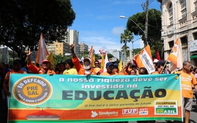 Em manifestação que reuniu milhares de pessoas no centro de Salvador, Sindipetro defende o uso dos recursos do pré-sal para a educação