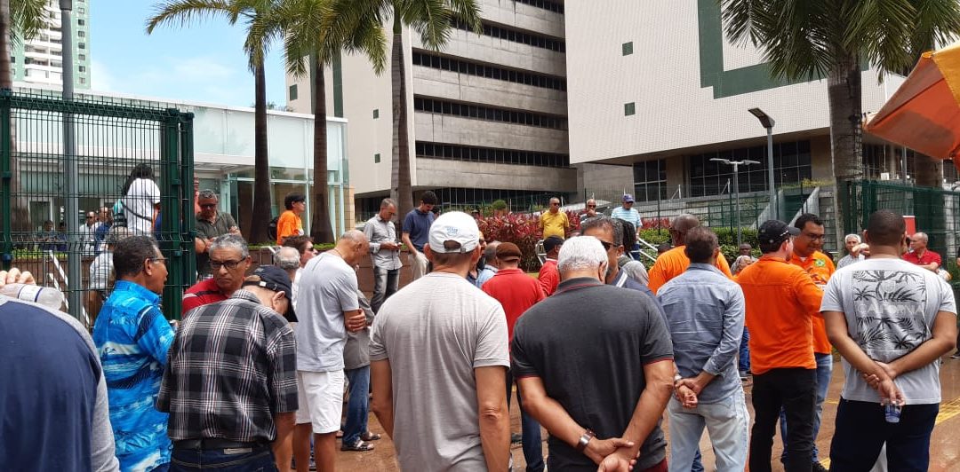 Bahia – Em meio à ameaça de demissões e transferência para outros estados, petroleiros realizaram ato em frente ao Torre Pituba