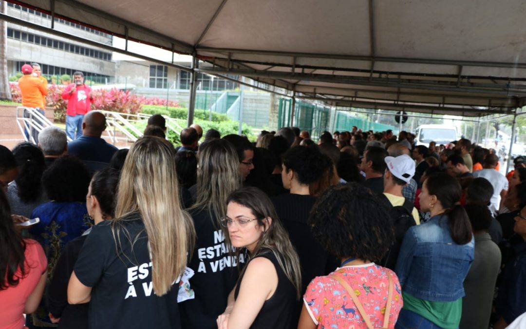 Sob forte chuva, trabalhadores da Torre Pituba participam de ato pelos 66 anos de criação da Petrobrás
