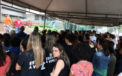 Sob forte chuva, trabalhadores da Torre Pituba participam de ato pelos 66 anos de criação da Petrobrás