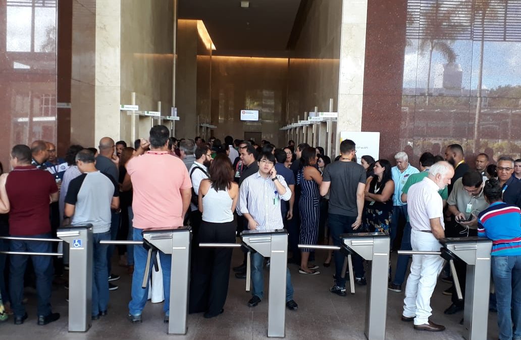 Juiz suspende transferência dos petroleiros da Bahia para unidades fora do estado; liminar foi obtida pelo MPT