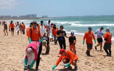 Direção do Sindipetro Bahia e categoria petroleira realizam limpeza de praia atingida por óleo, em Salvador