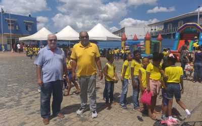 Sindipetro Bahia doa brinquedos e guloseimas para crianças da comunidade de Caroba, em Candeias