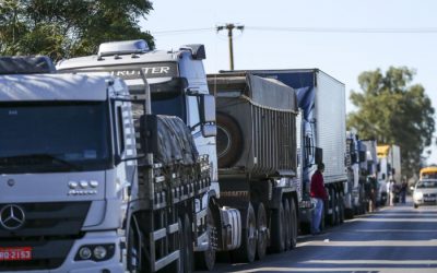 Com derrubada de liminares contra bloqueios, cresce adesão à greve dos caminhoneiros