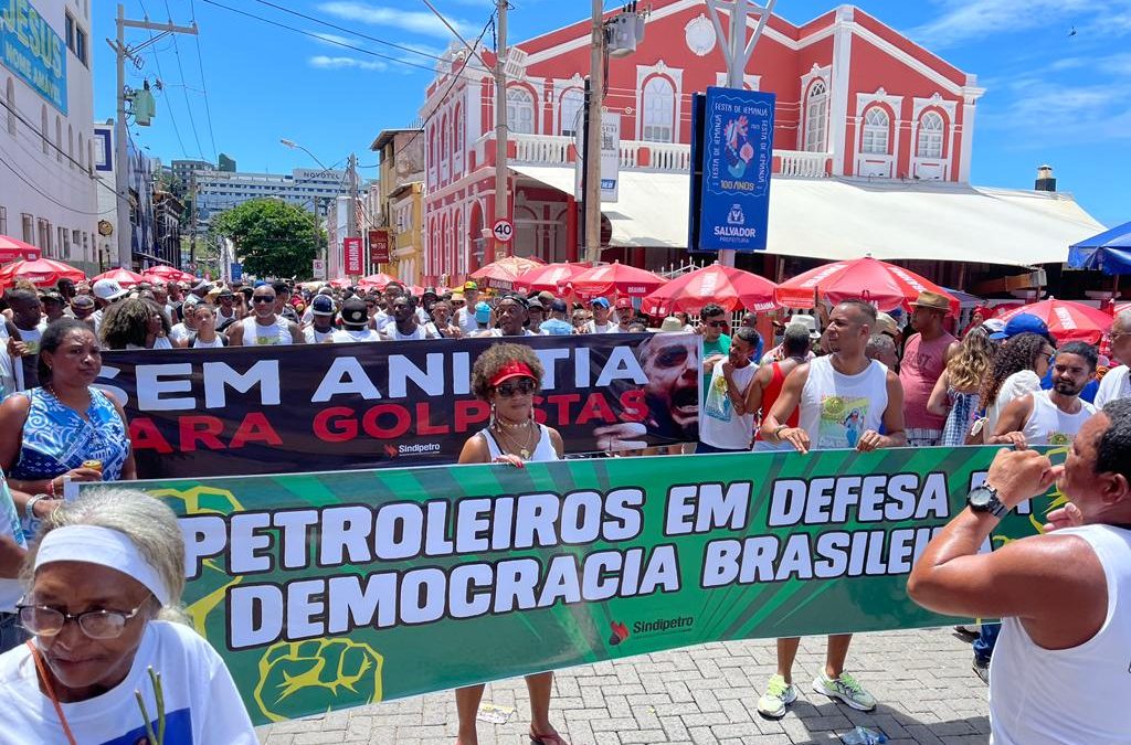 Na tradicional Festa de Iemanjá, diretores do Sindipetro Bahia defendem a democracia e dizem não à anistia para golpistas